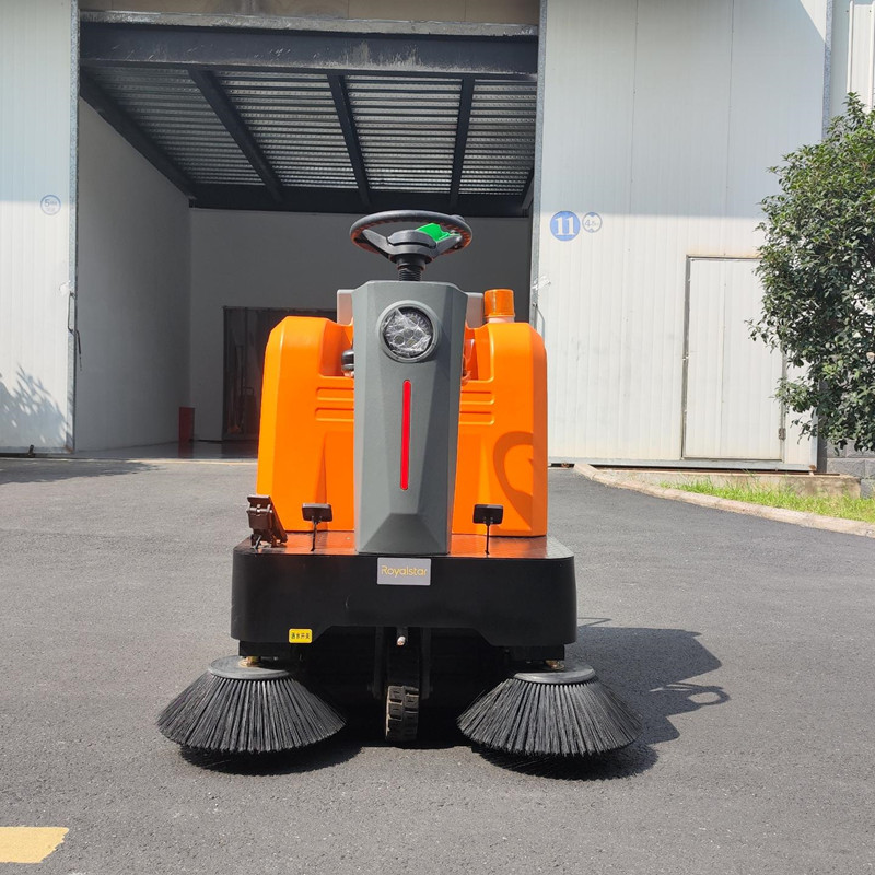 荣事达驾驶式扫地机改变工业园区清洁方式